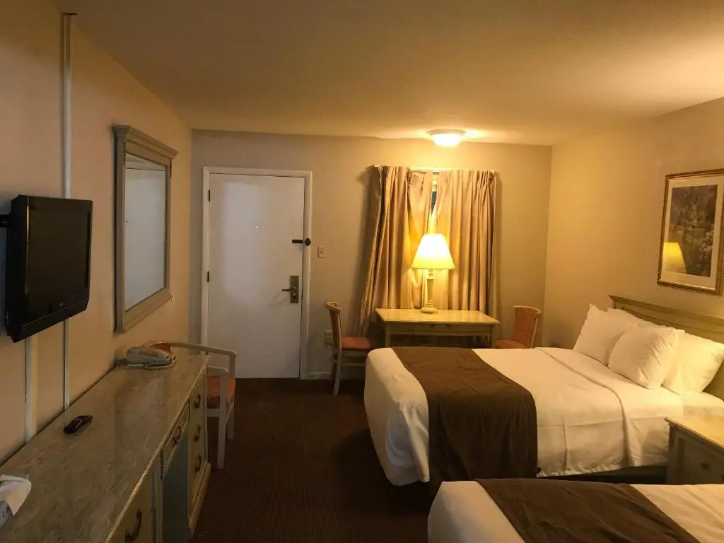 The Hometown Inn 7